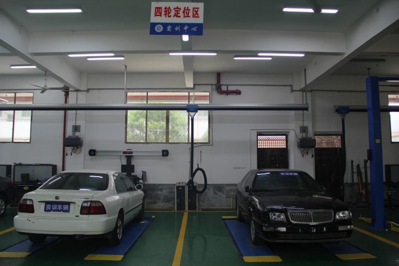 汽車四輪定位實訓(xùn)區(qū)域