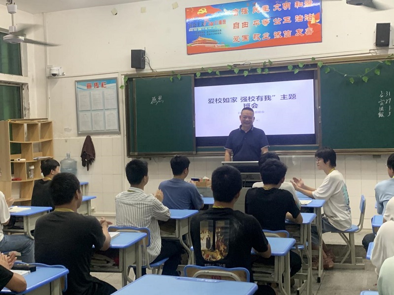 院長廖與飛深入聯(lián)系班級參加主題班會