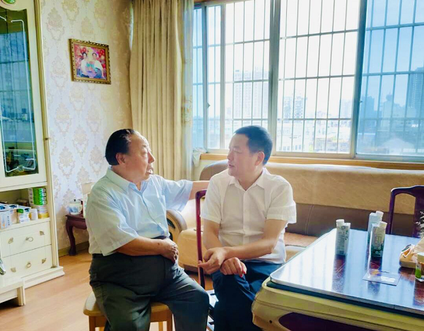 學(xué)院領(lǐng)導(dǎo)“七一”走訪慰問老黨員