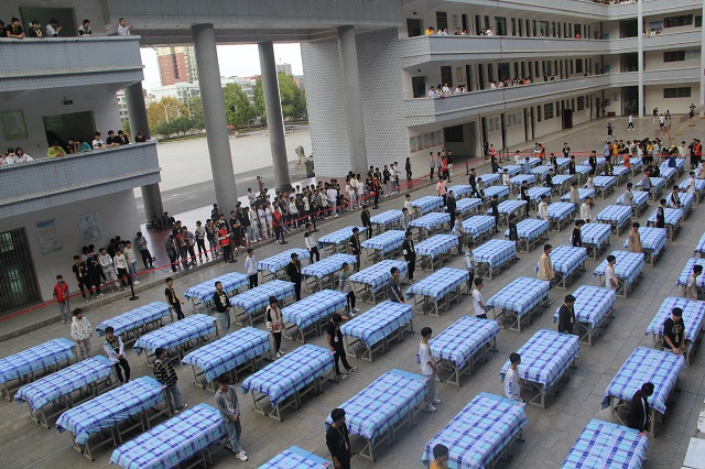 汽車(chē)工程系舉行疊被子比賽