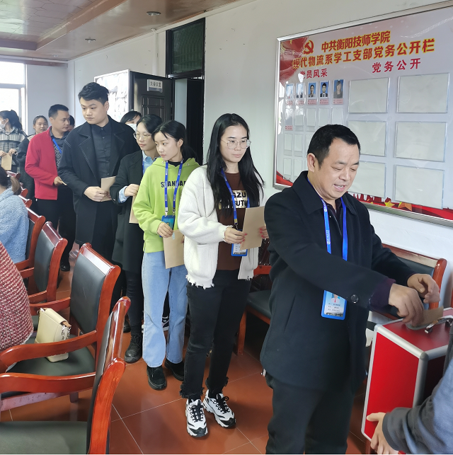 現(xiàn)代物流系：我為群眾辦實(shí)事，家長(zhǎng)感恩送錦旗