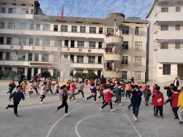 衡陽技師學(xué)院志愿者赴衡山店門完小開展 消防專業(yè)知識進校園活動