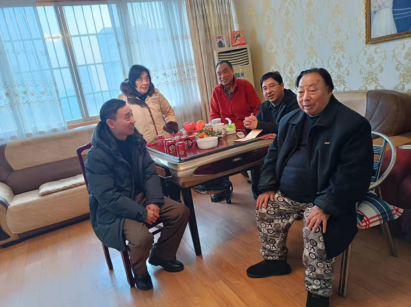 院領(lǐng)導(dǎo)走訪慰問離退休生活困難群眾、困難黨員、老黨員、老干部