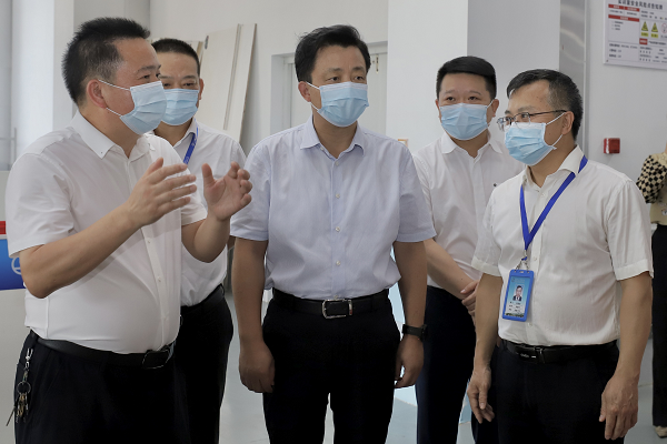 湖南省人民政府副省長、衡陽市委書記秦國文來衡陽技師學(xué)院調(diào)研