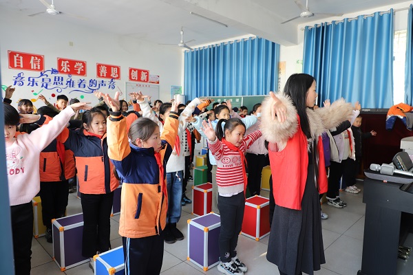 童聲潤(rùn)童心 歌聲伴成長(zhǎng) 衡陽(yáng)技師學(xué)院開(kāi)展“藝術(shù)童伴”關(guān)愛(ài)留守兒童活動(dòng)