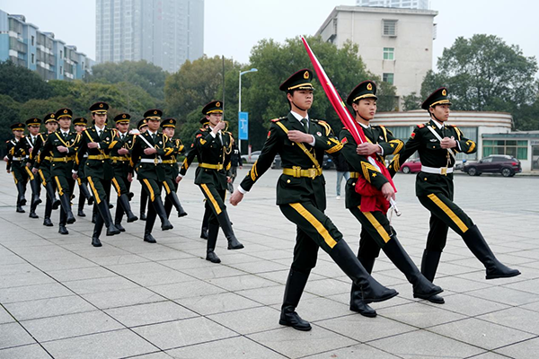 學(xué)院舉行升旗儀式暨國(guó)旗下的講話活動(dòng)