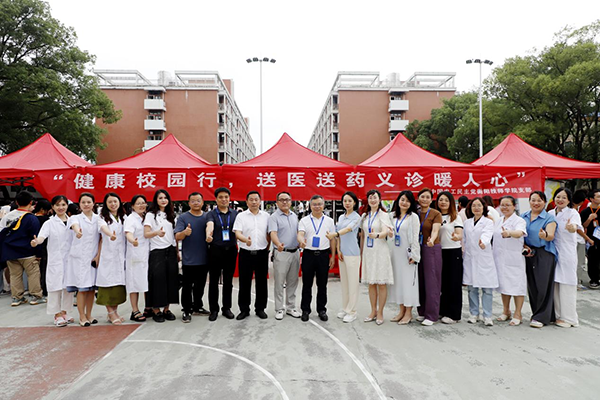 “健康校園行，送醫(yī)送藥義診暖人心”活動在我院開展