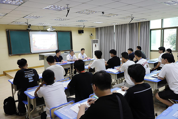 學(xué)院2025年發(fā)展對象培訓(xùn)班開班 黨委書記肖春林講授專題黨課