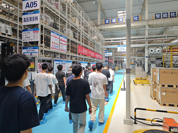 觸摸“智造”學(xué)新知！衡陽技師學(xué)院新生以產(chǎn)業(yè)園參觀賦能入學(xué)教育