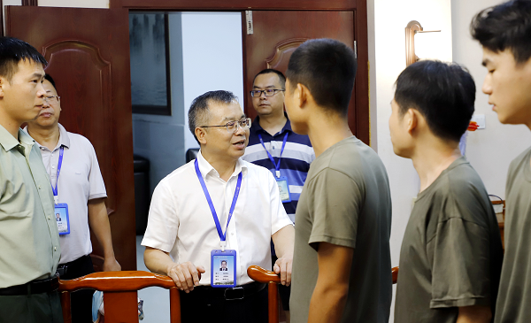 學(xué)院黨委書(shū)記肖春林看望慰問(wèn)2025級(jí)軍訓(xùn)教官和參訓(xùn)學(xué)生