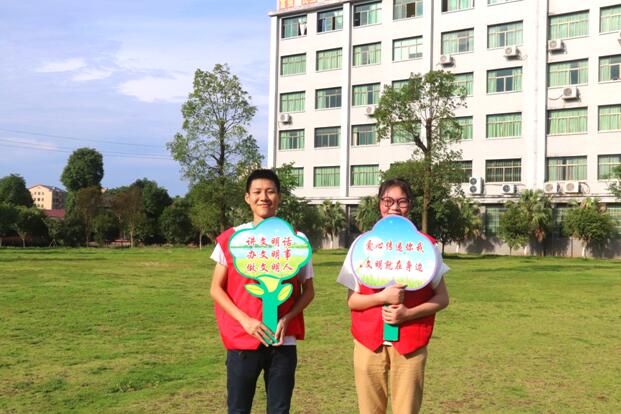 創(chuàng)衛(wèi)進(jìn)行時(shí):校園“小衛(wèi)士”積極助力創(chuàng)衛(wèi)