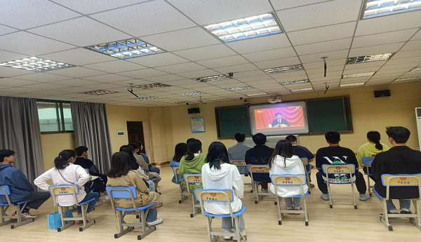 衡陽技師學院師生集中觀看慶祝中國共產(chǎn)主義青年團成立100周年大會