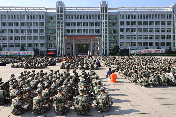 衡陽技師學(xué)院2022年新生軍訓(xùn)動員大會暨授旗儀式圓滿舉行