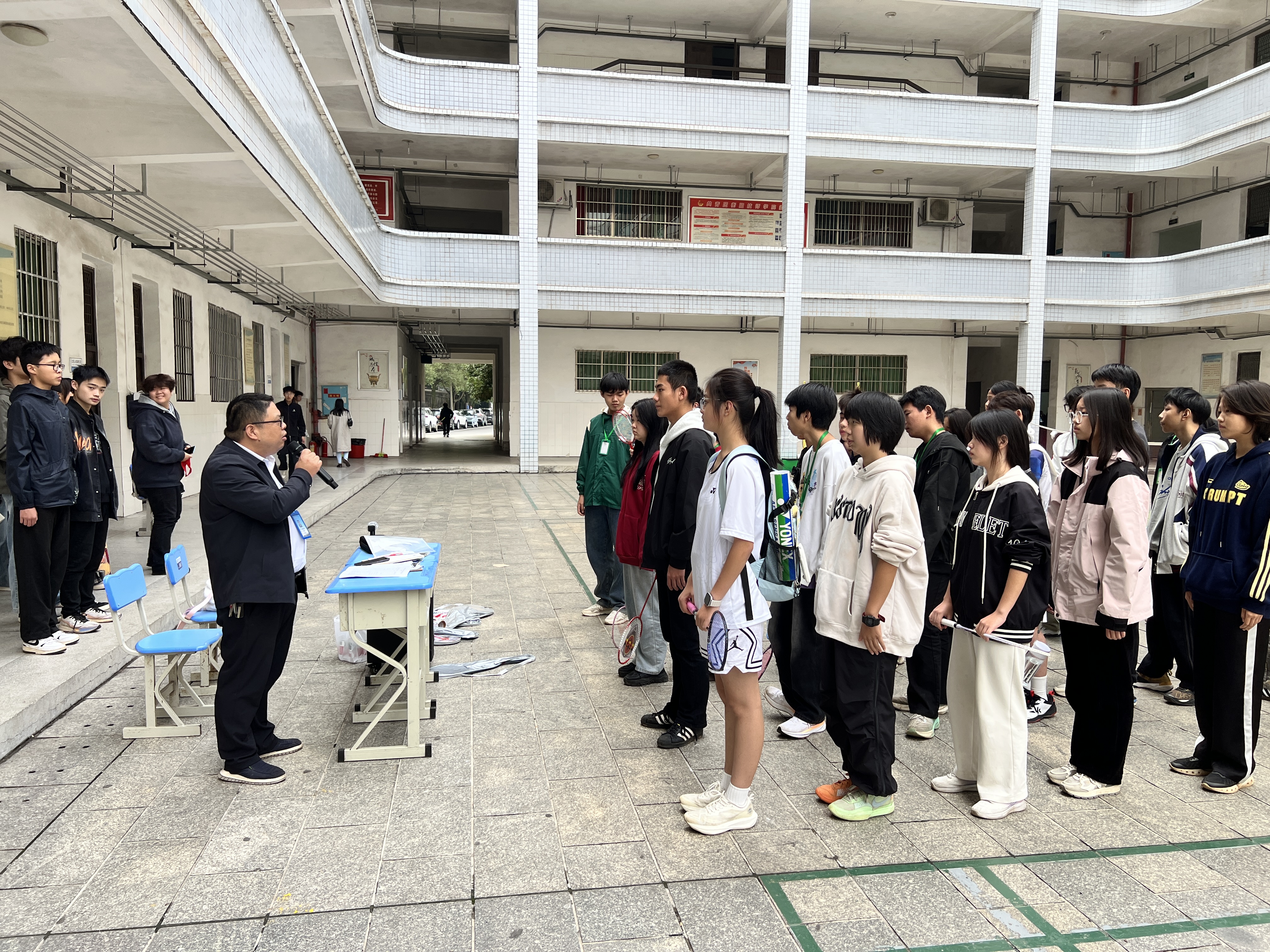 我院舉辦“‘羽’動青春 ，共筑團結(jié)”羽毛球比賽