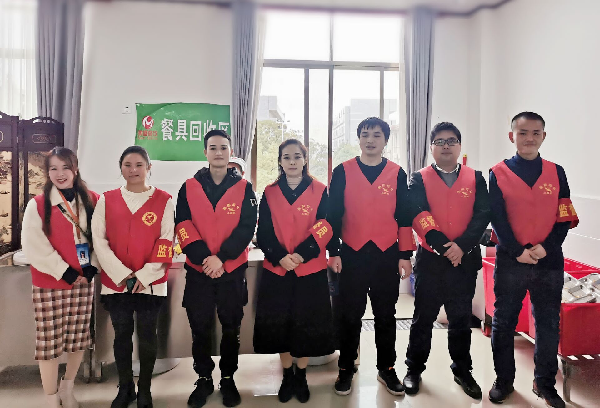 信息系黨總支組織支部黨員、預(yù)備黨員、發(fā)展對(duì)象以及入黨積極分子開(kāi)展“厲行勤儉節(jié)約，反對(duì)餐飲浪費(fèi)”文明勸導(dǎo)志愿服務(wù)活動(dòng)