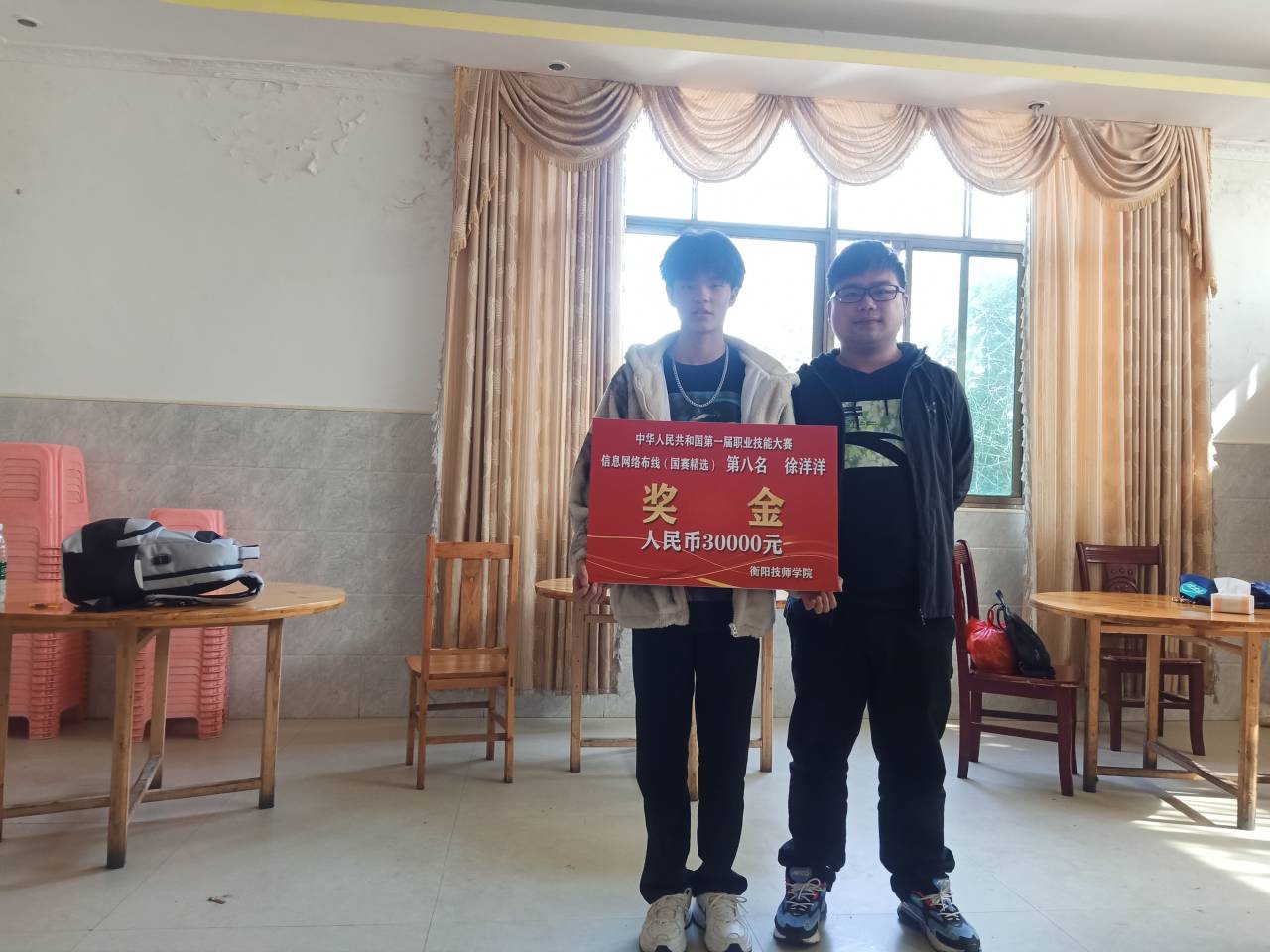 喜氣洋洋，歡送競賽選手回家過年